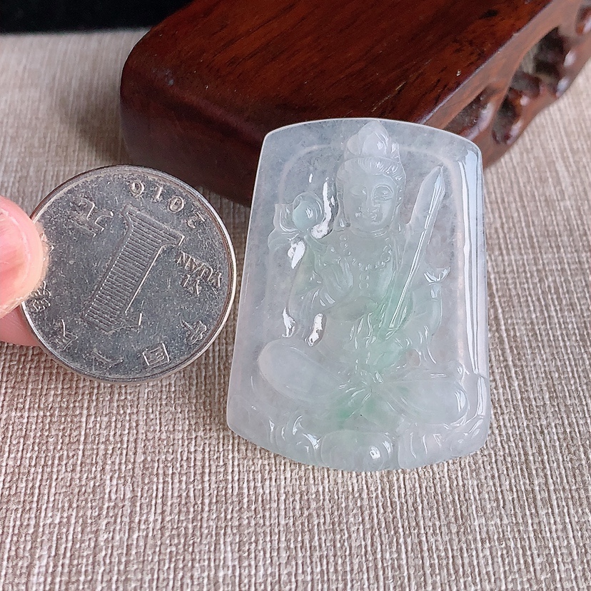 天然A货翡翠a货翡翠冰种飘绿虚空藏菩萨吊坠 
尺寸40.2-30-4.3mm 重量10.14g 0315