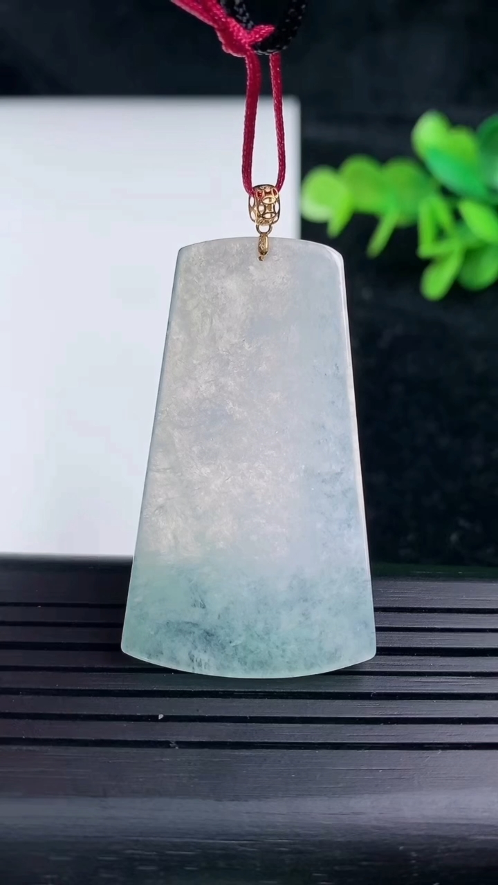 天然A货翡翠无事牌吊坠，尺寸43-25.6-2.5，重量:7.64g
3月16日