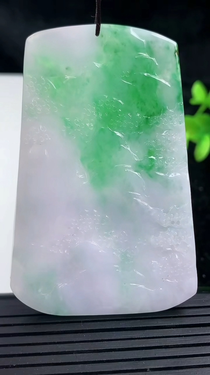天然A货翡翠山水牌吊坠，尺寸68-44-5，重量:33.07g
3月16日