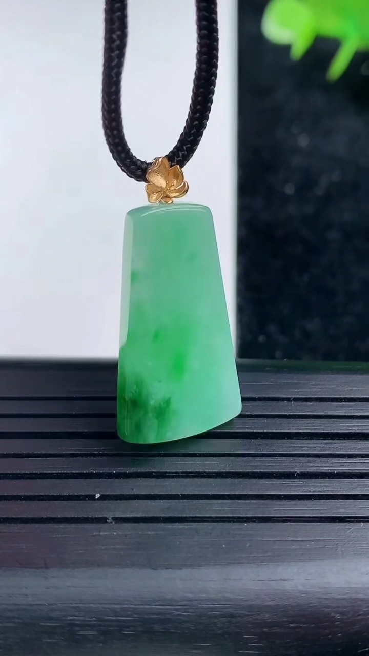 天然A货翡翠无事牌吊坠，尺寸25.5-14-3.2，重量:3.06g
3月16日