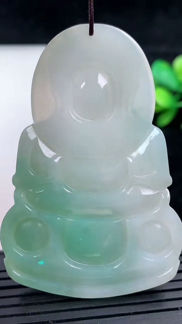 天然A货翡翠正装观音菩萨吊坠，尺寸63-42.5-7，重量:29.35g
3月16日