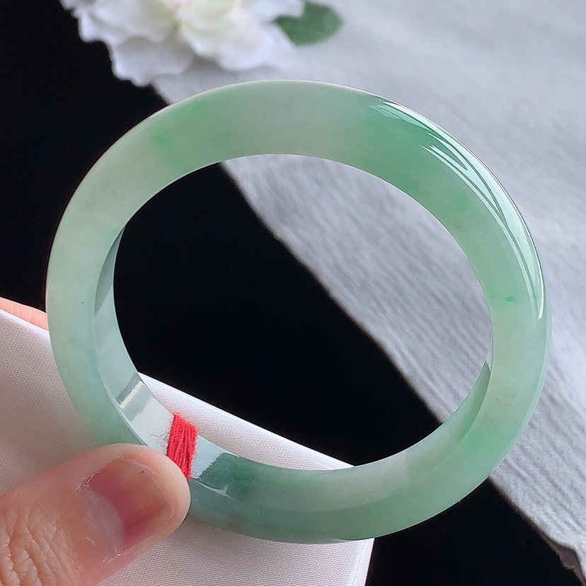 天然A货翡翠飘绿正装正圈手镯55-56圈口 
尺寸55.3-12.4-7.7mm 0315