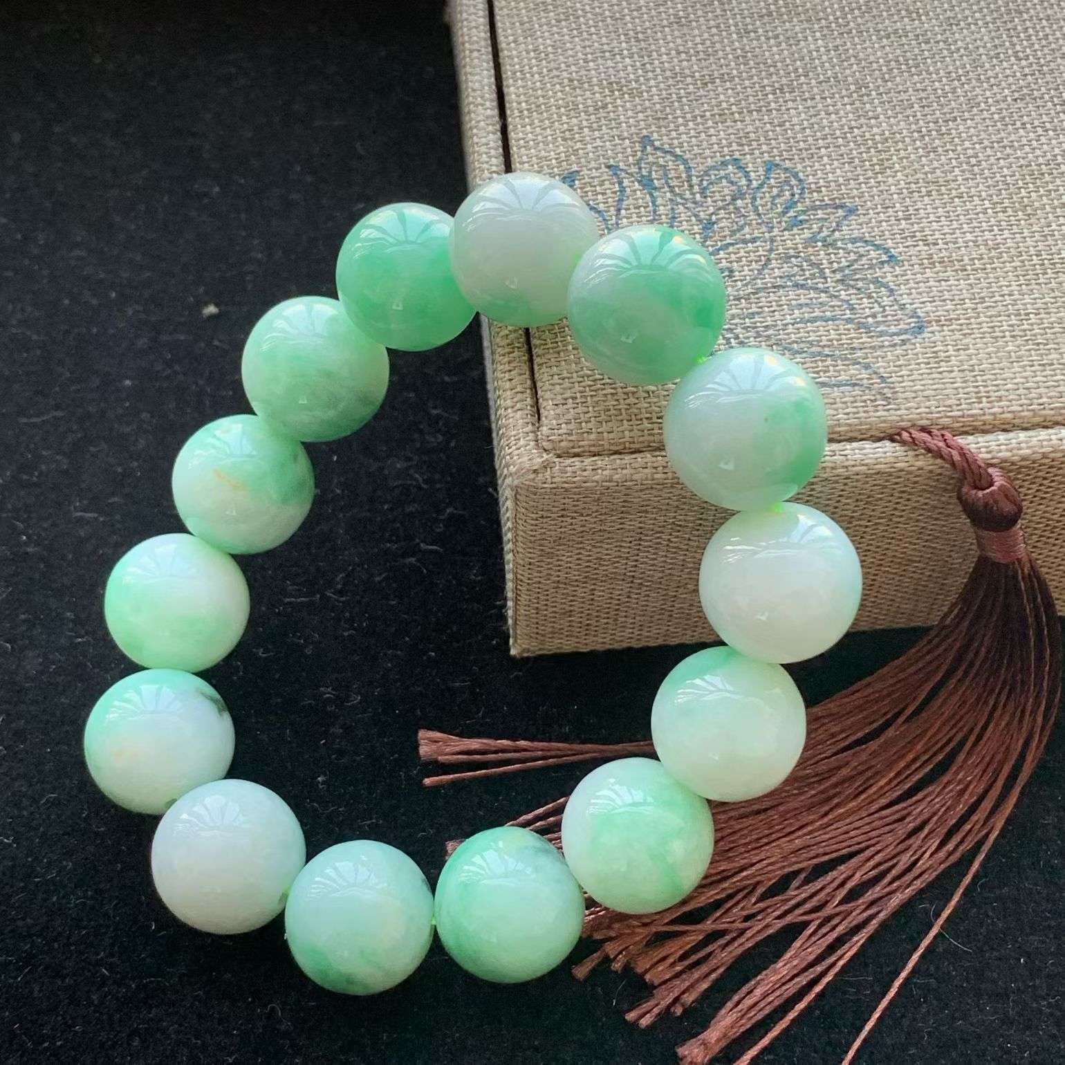 A货天然翡翠冰糯种飘绿手串16颗重量80.40
3月16日