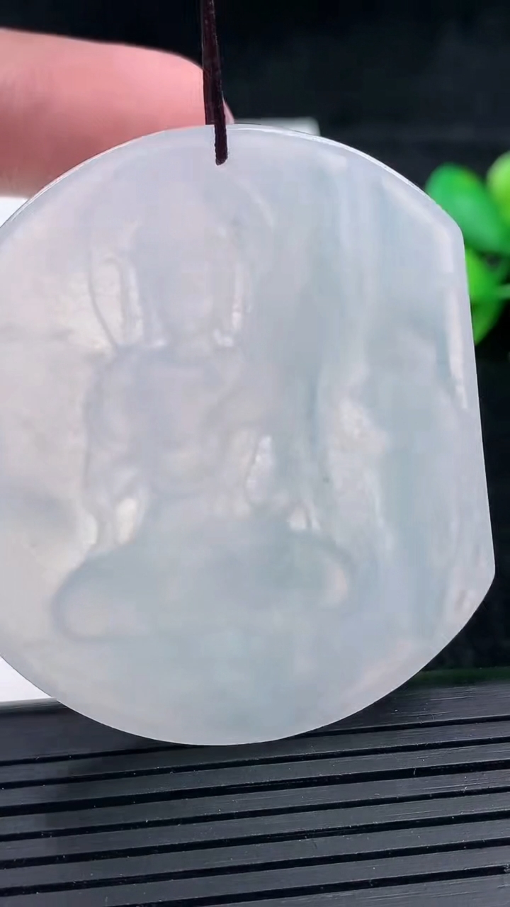 天然A货翡翠文殊菩萨吊坠，尺寸54-45.6-5.6，重量:30.34g
3月16日