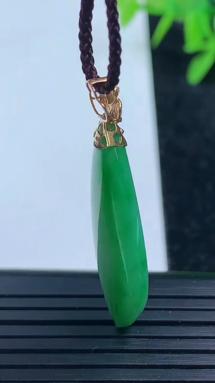 天然A货翡翠随形吊坠尺寸31-12.6-5.1重量:4.20g
3月16日