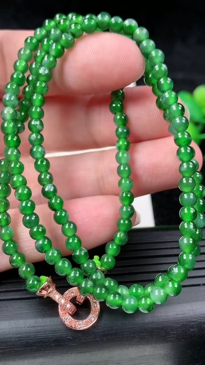 天然A货翡翠圆珠项链，尺寸3，重量:8.80g3月16日
工厂直销收藏佳品,种好水足，色泽均匀，有种有色，上手高大气！