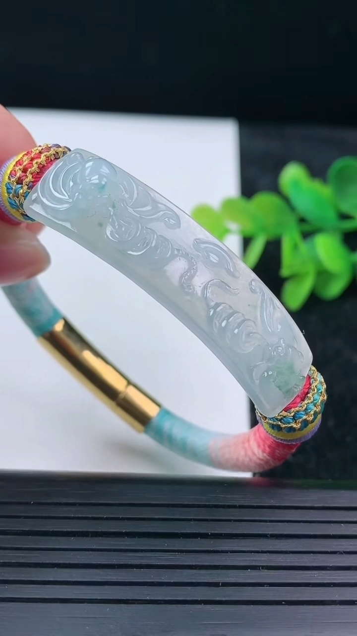 天然A货翡翠冰种飘花蝙蝠手牌尺寸47.6-12.6-73重量:39.70g
3月16日