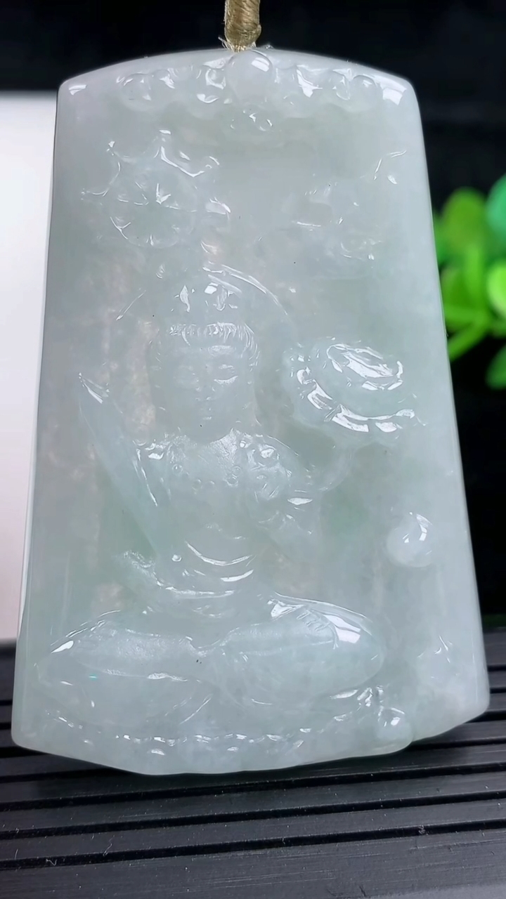 天然A货翡翠虚空藏菩萨吊坠，尺寸58-40.5-5.5，重量:24.87g
3月16日