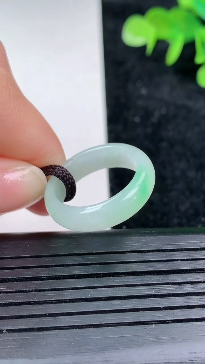 天然A货翡翠素面玉指环 戒指，尺寸17.2-5.6-3，重量:2.74g2026年3月16日
工厂直销收藏佳品,种好水足，色泽均匀，有种有色，上手高大气！