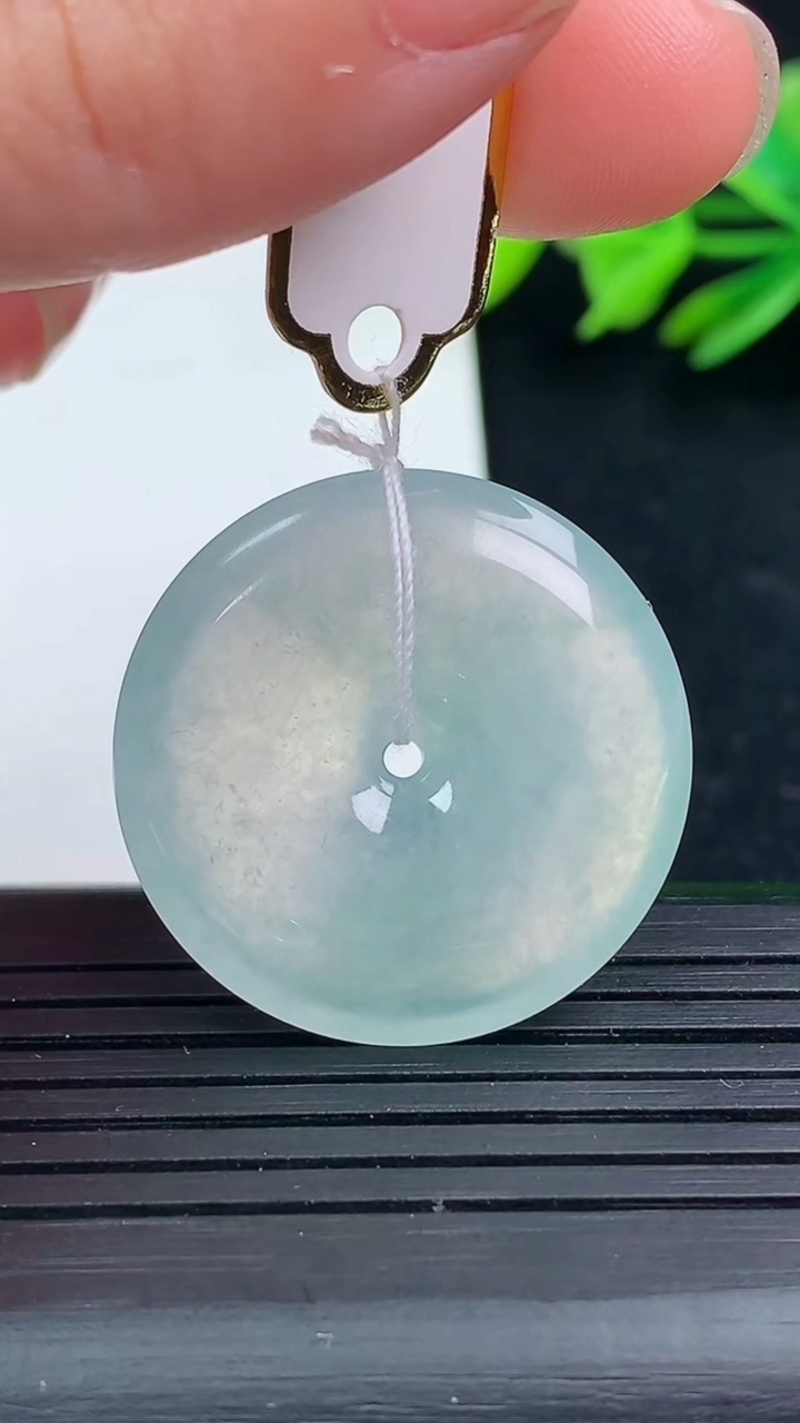 天然A货翡翠冰种飘花平安扣吊坠尺寸27.4-5.4重量:8.62g
3月16日