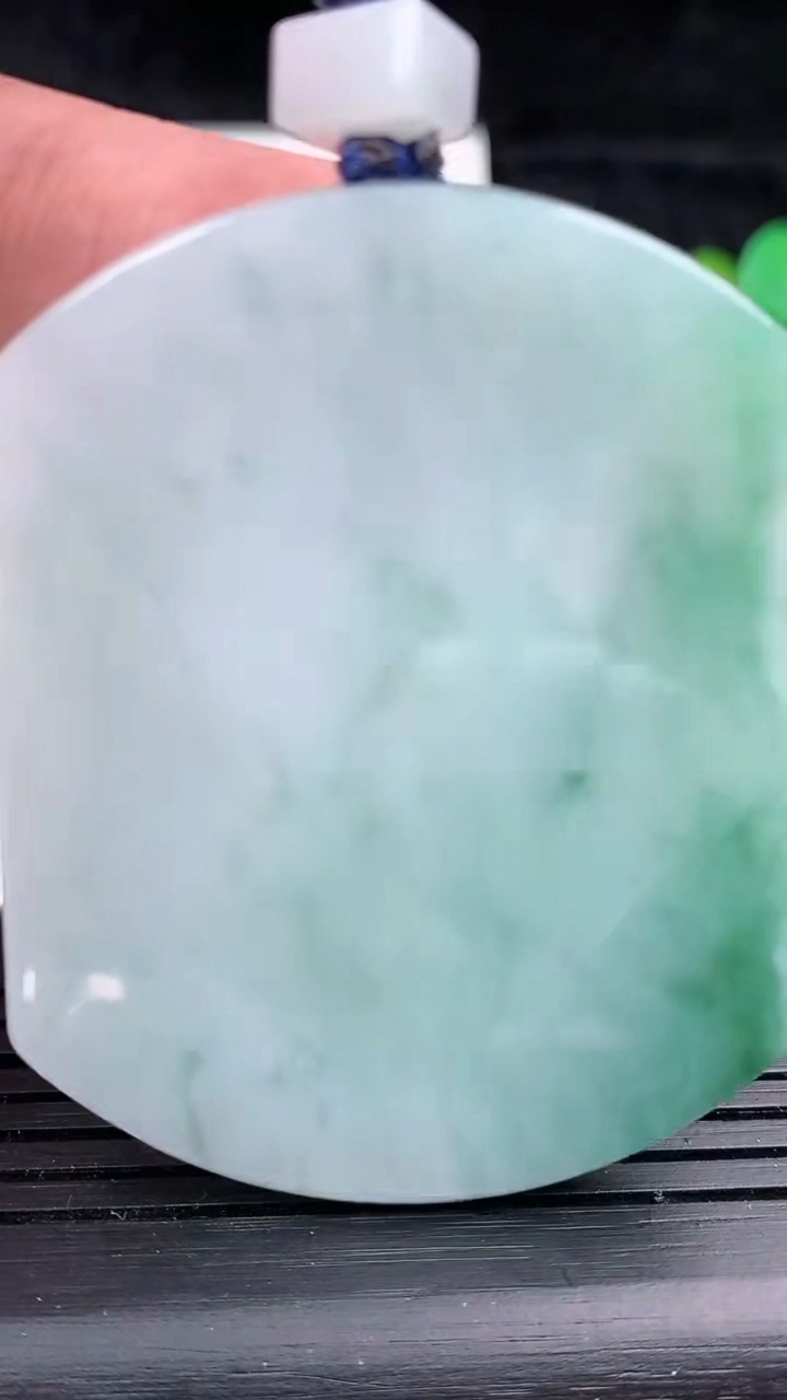 天然A货翡翠无事牌吊坠，尺寸52-41-5.5，重量:35.57g
3月16日