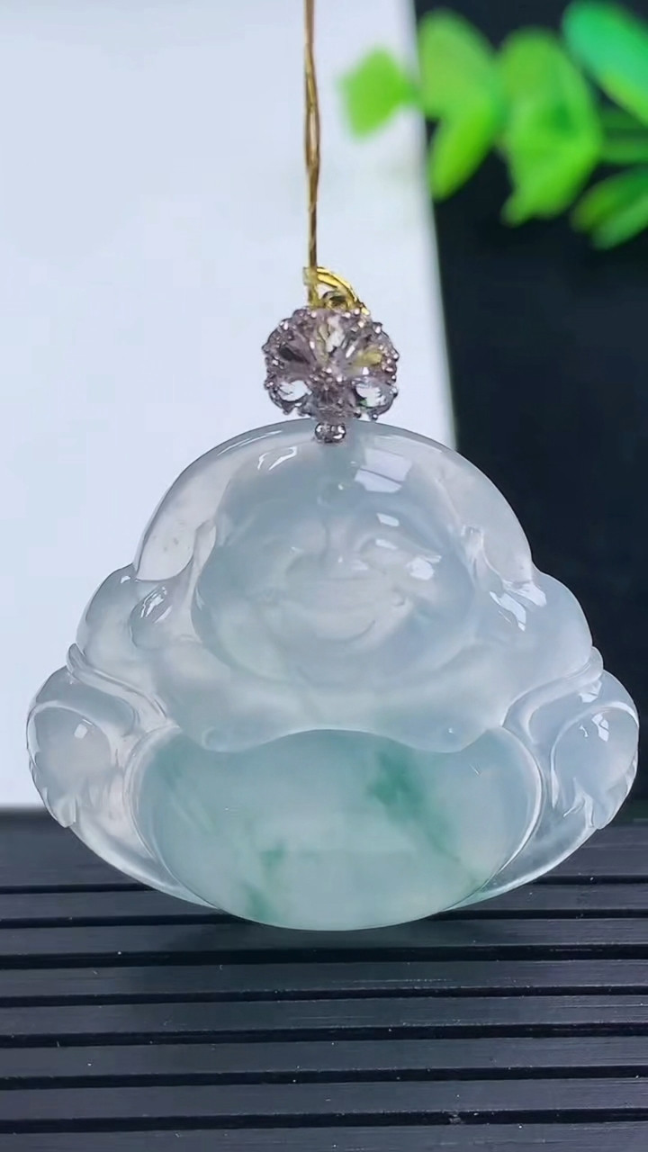 天然A货翡翠种飘花佛公吊坠尺寸30.7-32.4-5.8重量:9.56g
3月16日