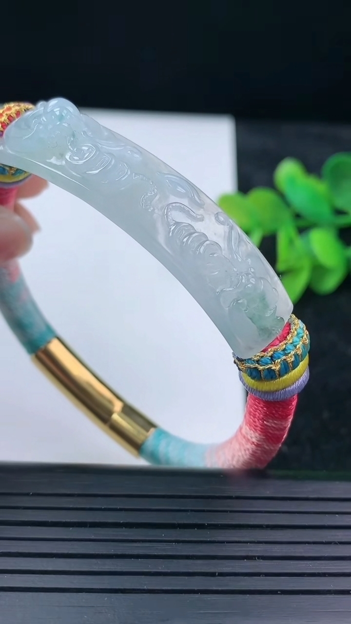 天然A货翡翠冰种飘花蝙蝠手牌尺寸47.6-12.6-73重量:39.70g
3月16日