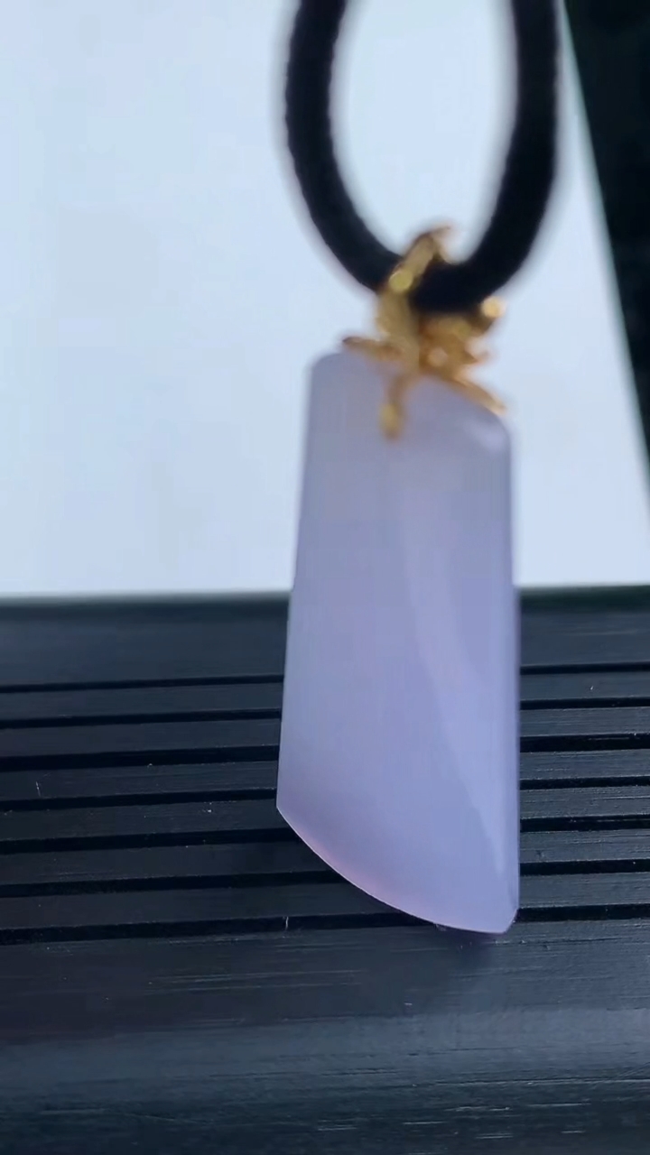 天然A货翡翠种紫罗兰无事牌吊坠，尺寸34.5-14-4.5，重量:4.20g
3月16日