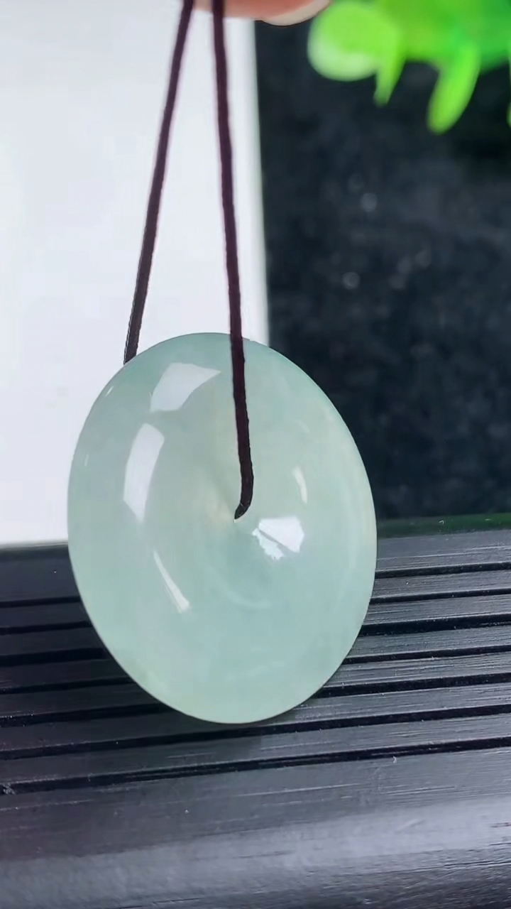 天然A货翡翠平安扣吊坠，尺寸25-6，重量:8.36g
3月16日