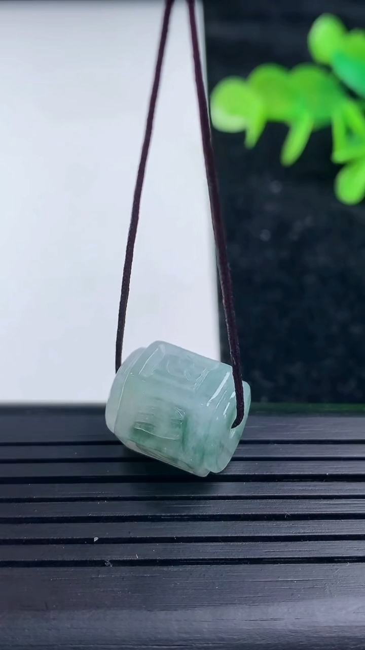 天然A货翡翠飘花六字真言路路通吊坠，尺寸14-13.6，重量:5.02g
3月16日
