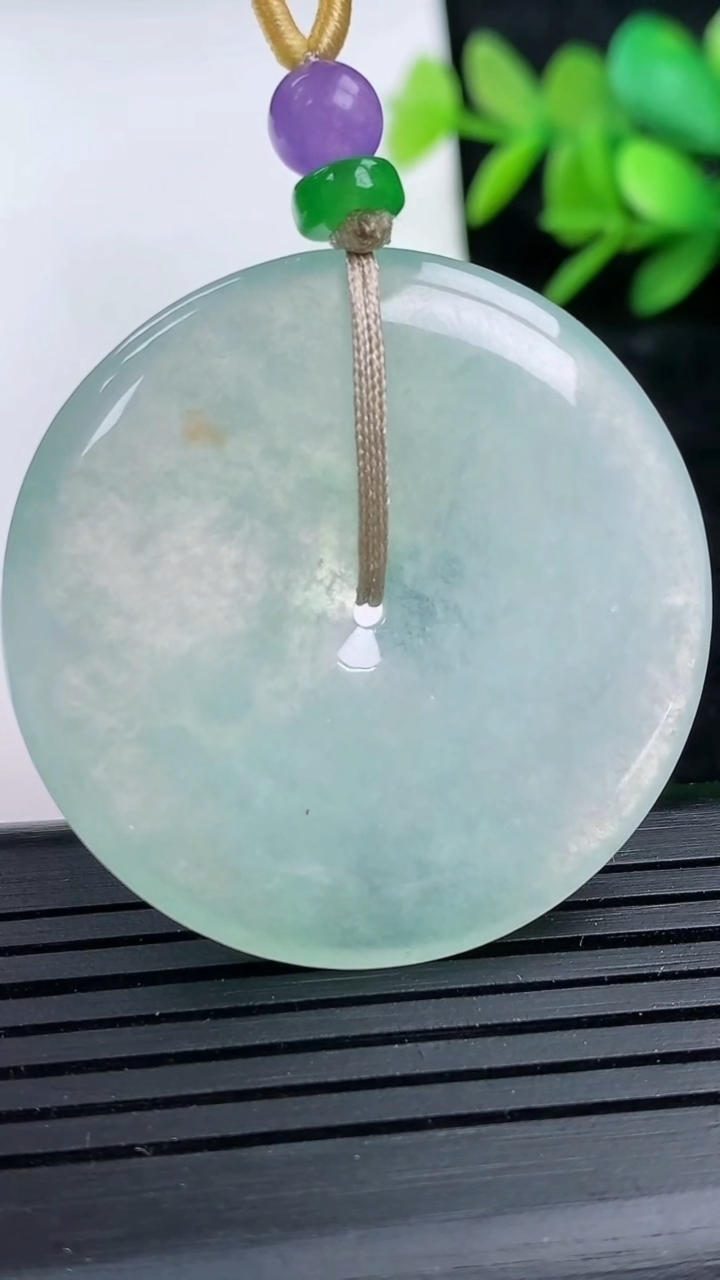 天然A货翡翠平安扣吊坠，尺寸38.6-5.2，重量:18.19g
3月16日