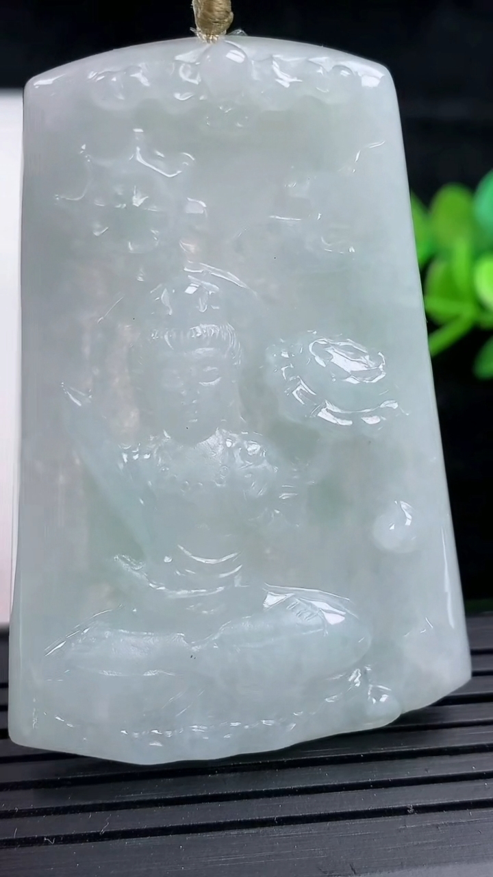 天然A货翡翠虚空藏菩萨吊坠，尺寸58-40.5-5.5，重量:24.87g
3月16日