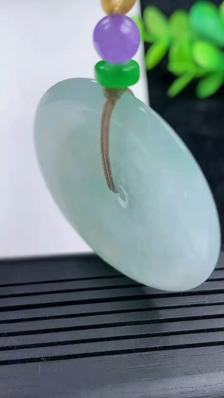 天然A货翡翠平安扣吊坠，尺寸38.6-5.2，重量:18.19g
3月16日