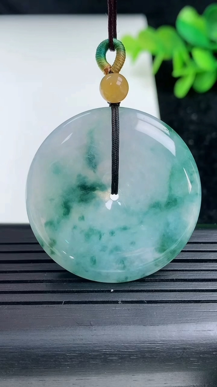 天然A货翡翠飘花平安扣吊坠，尺寸35-5.6，重量:16.10g
3月16日