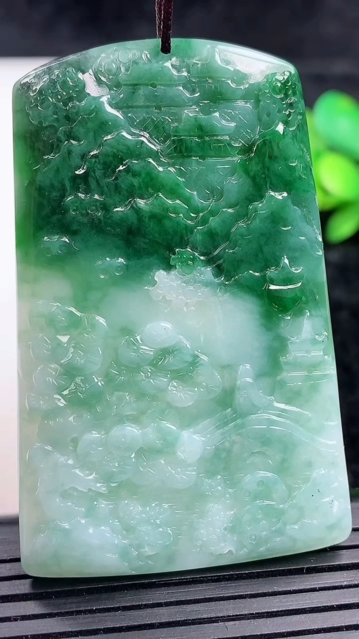 天然A货翡翠牌吊坠，尺寸58-37-5，重量:27.24g
3月16日