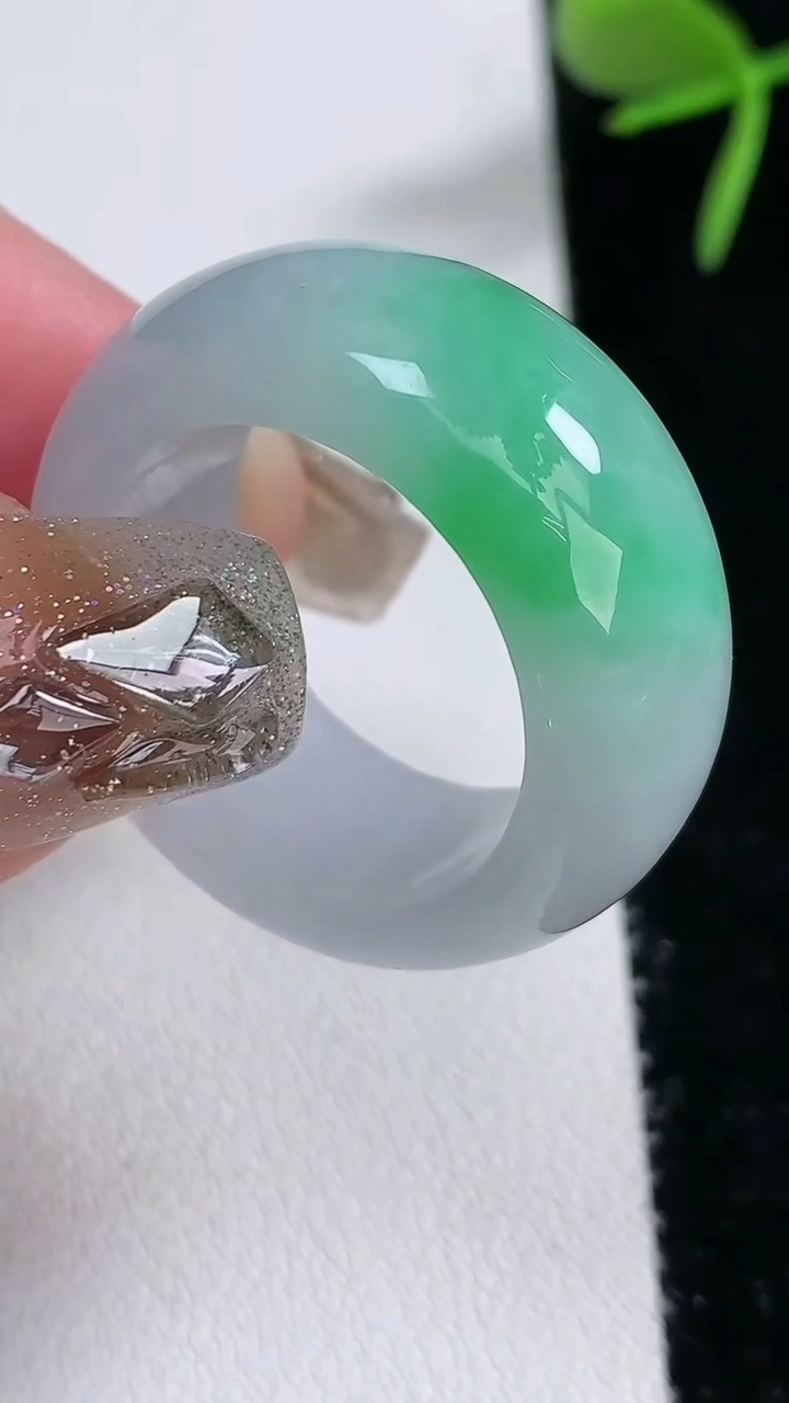 天然A货翡翠素面玉指环板指，尺寸20.3-11.5-5，重量:12.63g2026年3月16日
工厂直销收藏佳品,种好水足，色泽均匀，有种有色，上手高大气！