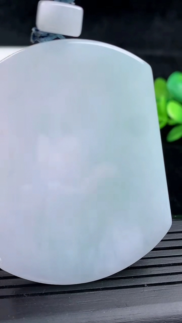 天然A货翡翠无事牌吊坠，尺寸57-42.6-6，重量:42.51g
3月16日