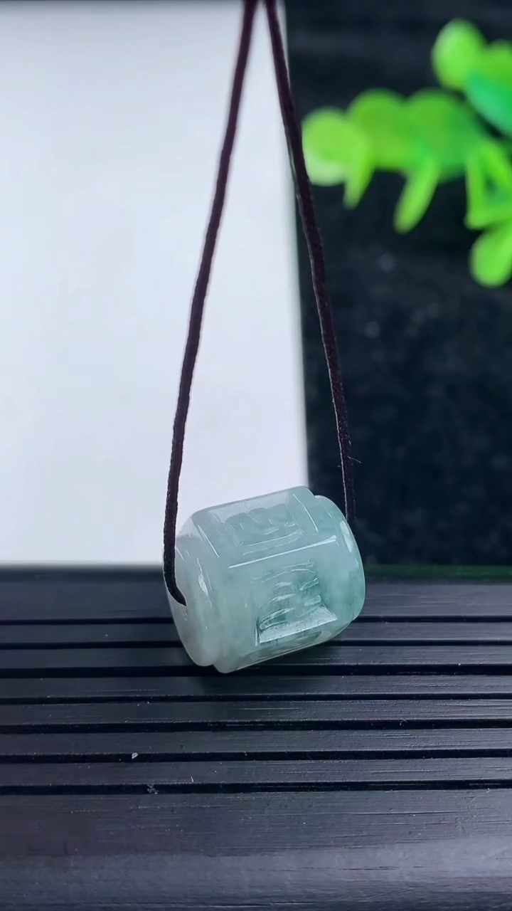 天然A货翡翠飘花六字真言路路通吊坠，尺寸14-13.6，重量:5.02g
3月16日