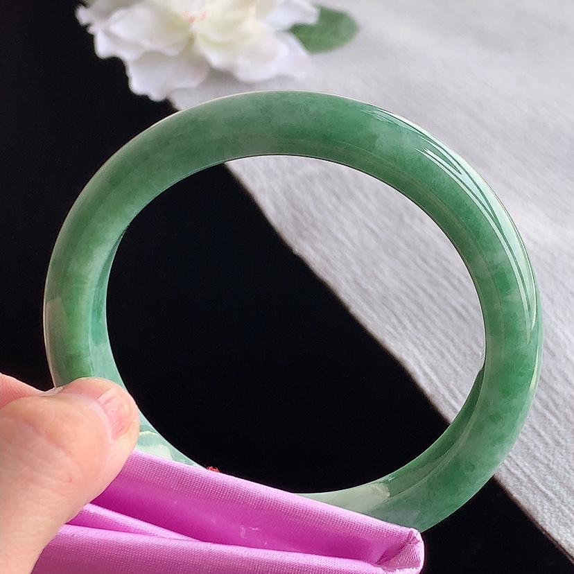 天然A货翡翠满绿正装正圈手镯62-63大圈口  
尺寸62-11.7-9mm 0315