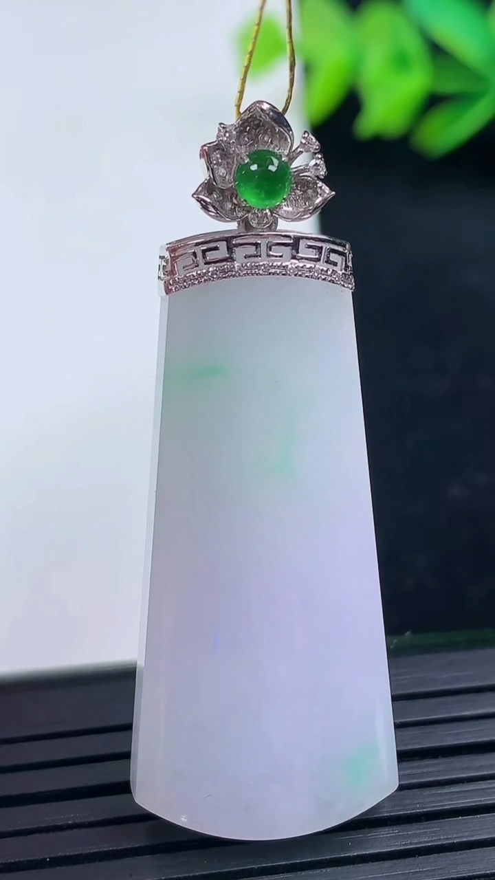 天然A货翡翠18K金春带彩紫罗兰无事牌吊坠尺寸38.2-17.3-5.5重量:9.79g
3月16日