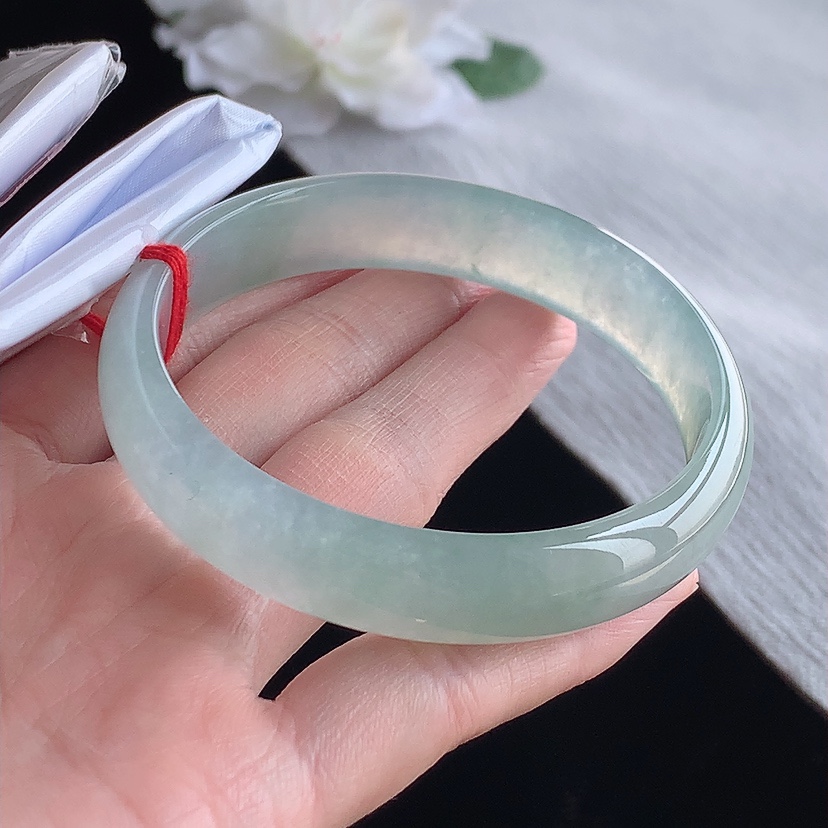 天然A货翡翠晴水正装正圈手镯58-59圈口 
尺寸58.5-13.2-6mm 0315