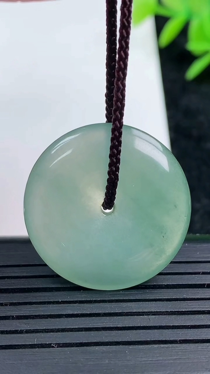 天然A货翡翠平安扣吊坠，尺寸26.5-4.2，重量:6.57g
3月16日