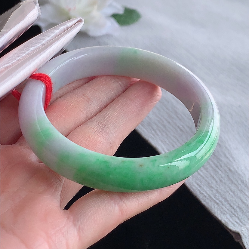 天然A货翡翠春带彩紫罗兰飘绿正装正圈手镯57-58圈口  
尺寸57-12.3-7.8mm 0315