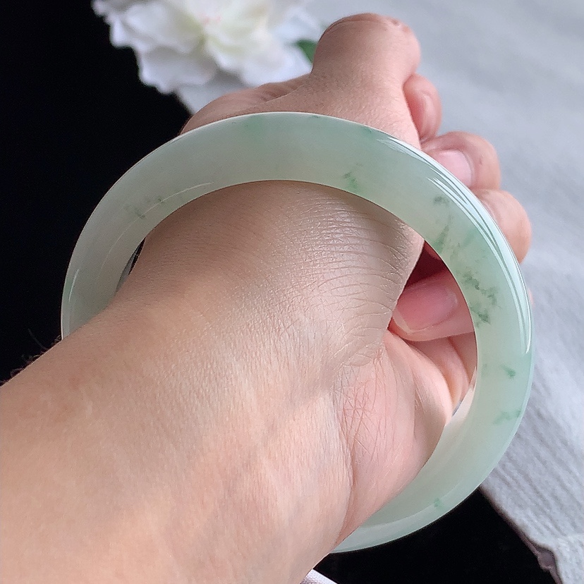 天然A货翡翠飘花正装正圈手镯58-59圈口 
尺寸58-12-8.6mm 0315