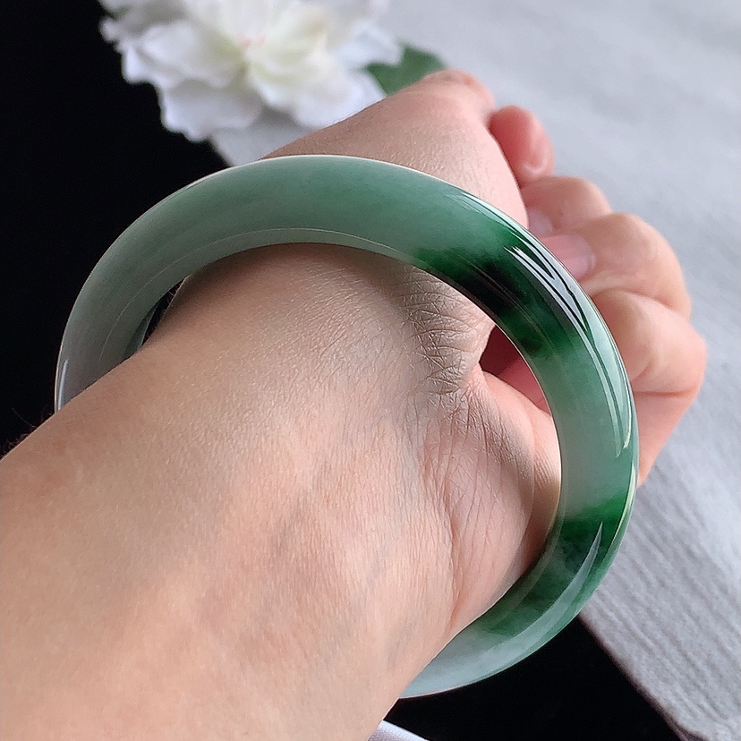 天然A货翡翠飘绿正装正圈手镯55-56圈口  
尺寸55-12.2-8.5mm 0315