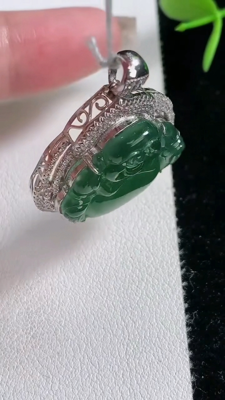 天然A货翡翠佛公吊坠，尺寸33.5-28-8.6，裸石21-23.5，重量:10.64g
3月16日