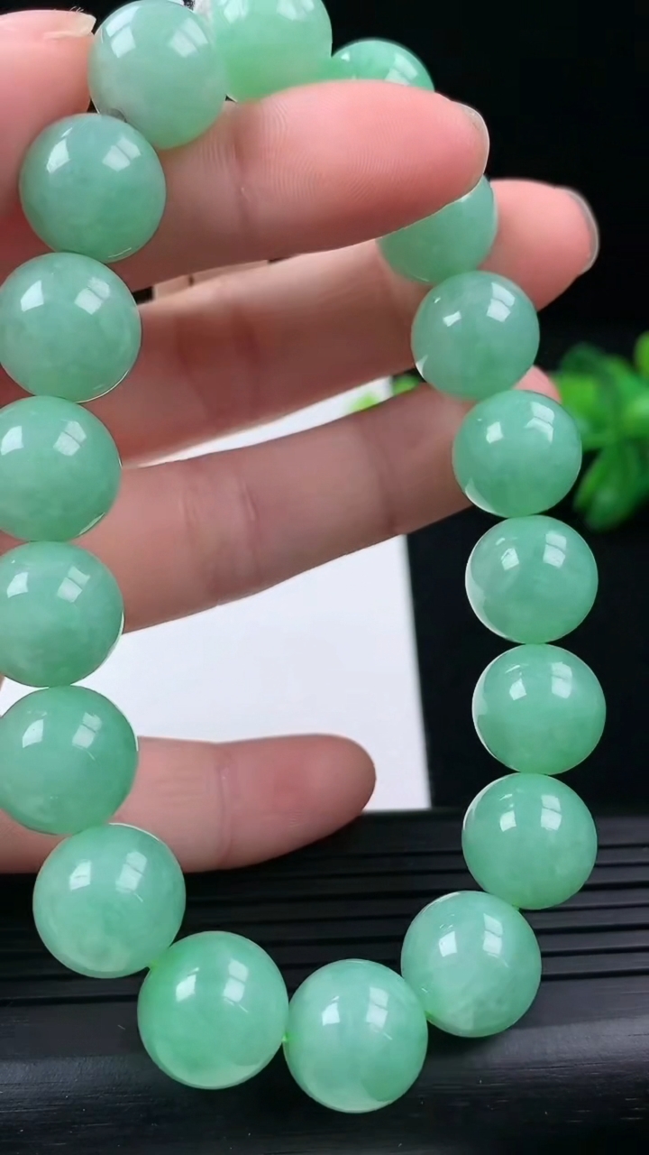 天然A货翡翠圆珠手串尺寸11.8-18颗重量:51.68g3月16日
工厂直销收藏佳品,种好水足，色泽均匀，有种有色，上手高大气！