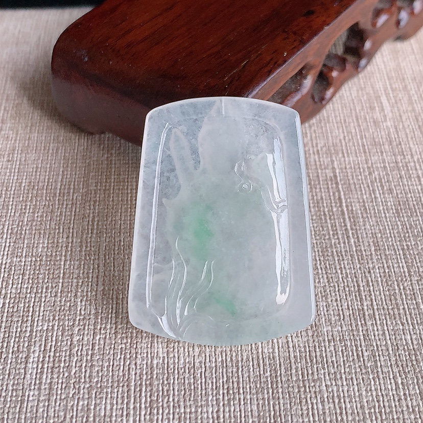 天然A货翡翠a货翡翠冰种飘绿虚空藏菩萨吊坠 
尺寸40.2-30-4.3mm 重量10.14g 0