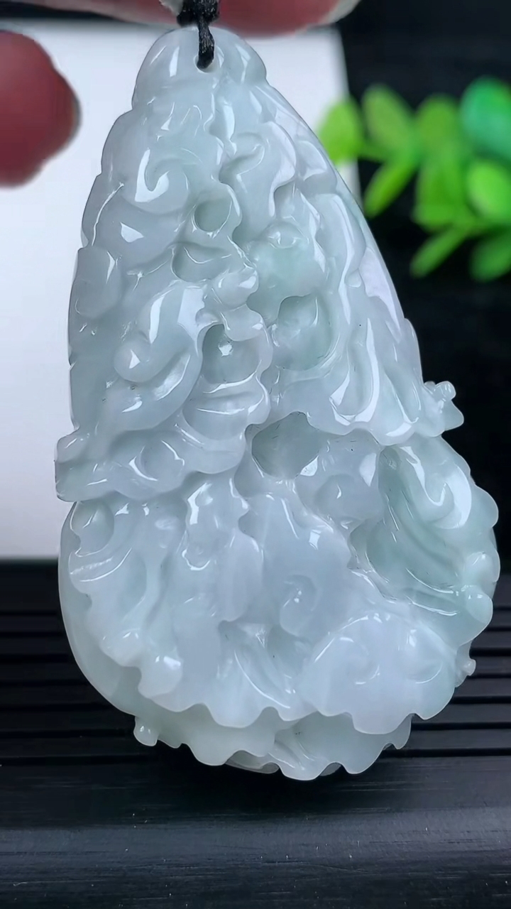 天然A货翡翠白菜吊坠，尺寸57-34-16.5，重量:51.77g
3月16日