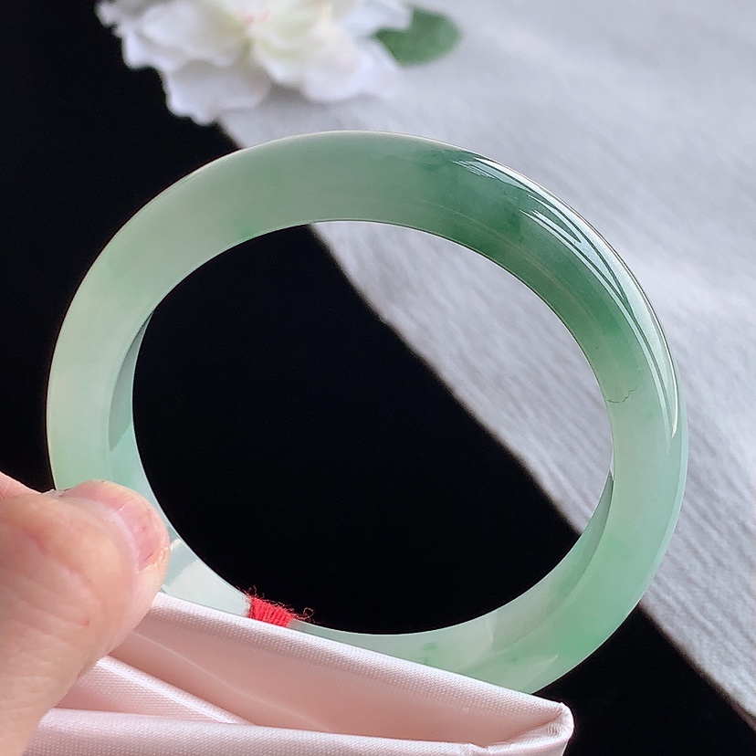 天然A货翡翠飘绿正装正圈手镯55-56圈口 
尺寸55.3-12.4-7.7mm 0315