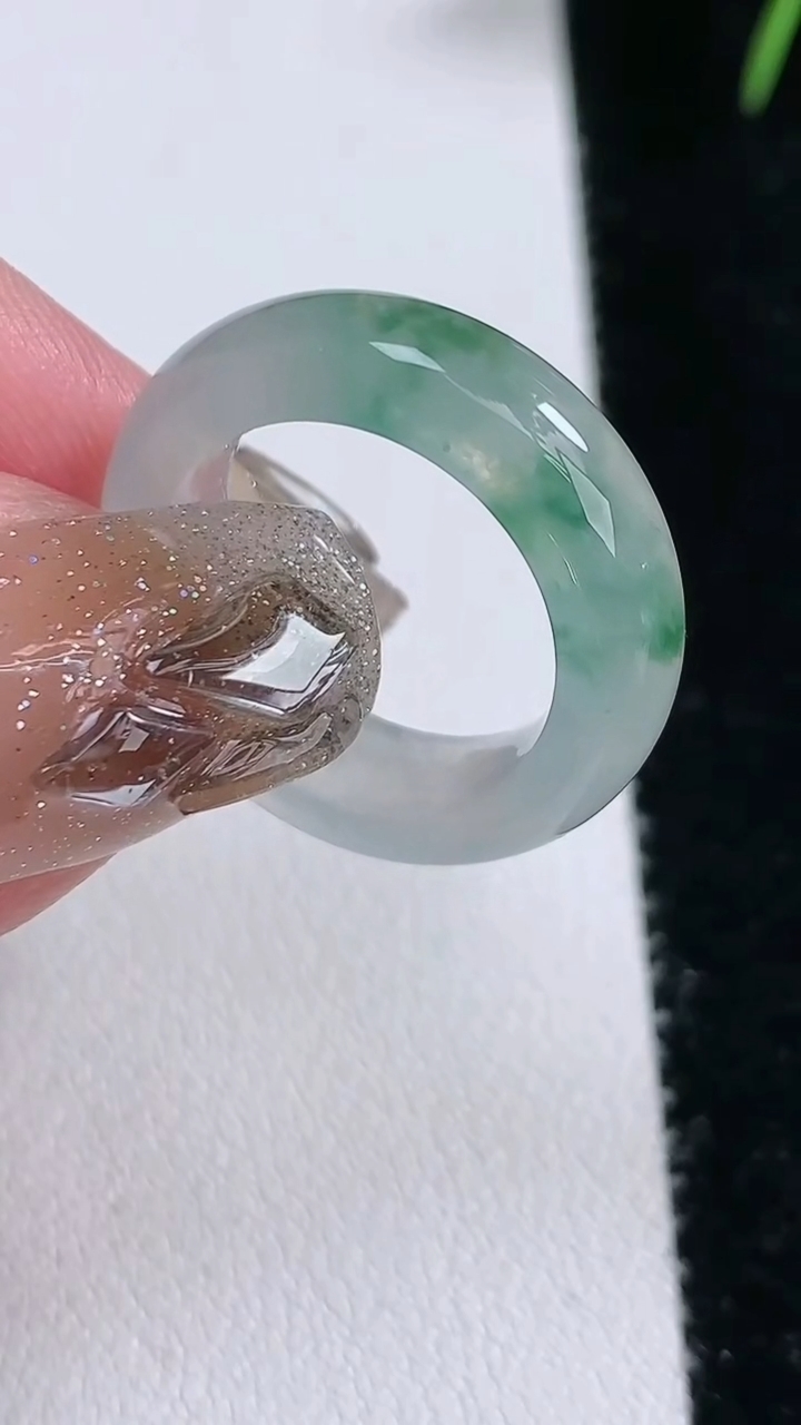 天然A货翡翠冰种飘花玉指环戒指，尺寸15.5-5.5-4，重量:4.14g2026年3月16日
工厂