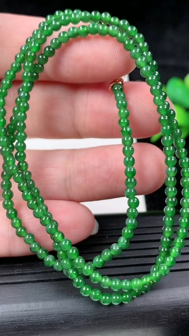 天然A货翡翠圆珠项链，尺寸4，重量:15.37g3月16日
工厂直销收藏佳品,种好水足，色泽均匀，有种有色，上手高大气！