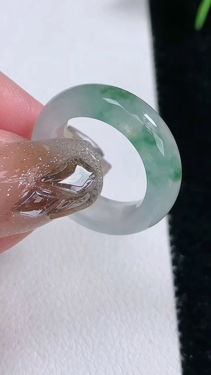 天然A货翡翠冰种飘花玉指环戒指，尺寸15.5-5.5-4，重量:4.14g2026年3月16日
工厂