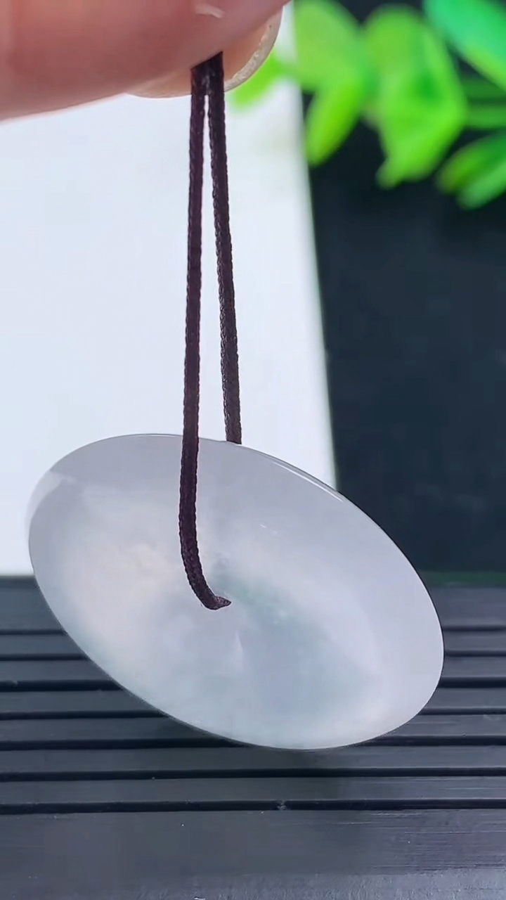 天然A货翡翠种白冰平安扣吊坠尺寸26.3-5.4重量:7.98g
3月16日