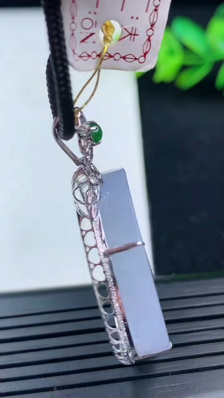 天然A货翡翠种紫罗兰无事牌吊坠尺寸42.7-31.1-8.7裸石29.3重量:15.07g
3月16日