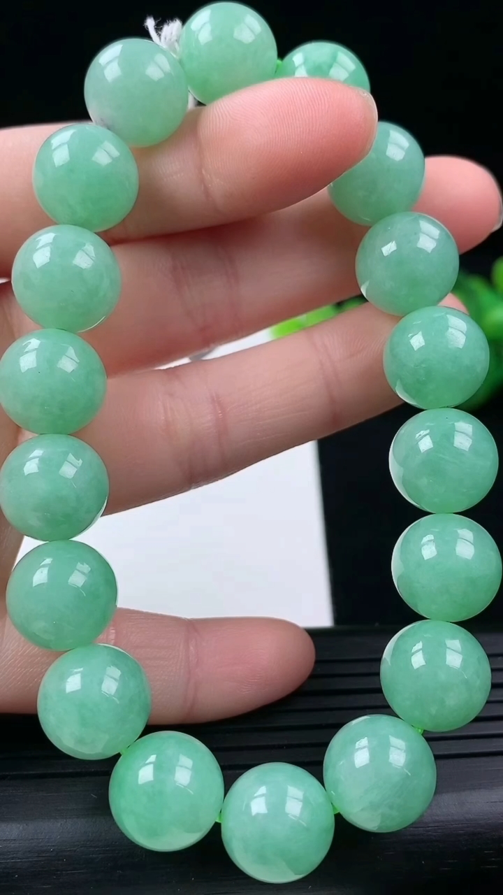 天然A货翡翠圆珠手串尺寸11.8-18颗重量:51.68g3月16日
工厂直销收藏佳品,种好水足，色