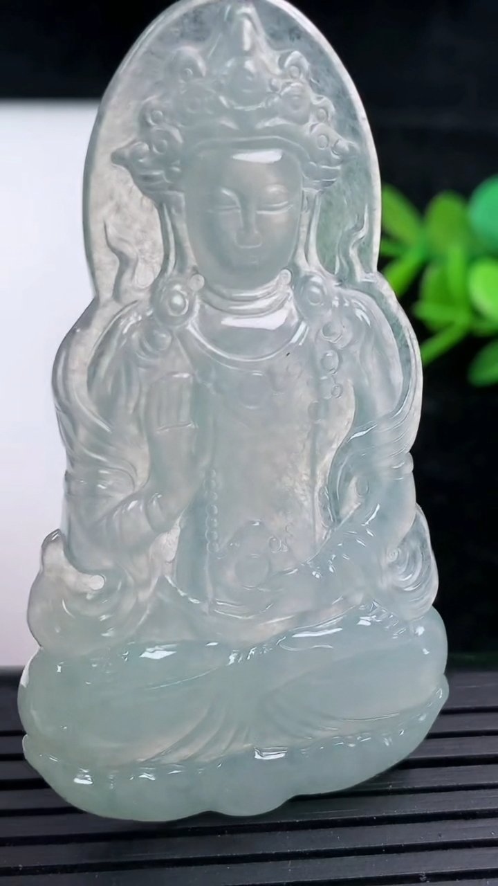 天然A货翡翠度母菩萨吊坠，尺寸62.5-36-4.2，重量:17.52g
3月16日