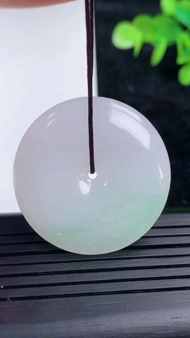 天然A货翡翠平安扣吊坠，尺寸33-6.2，重量:14.36g
3月16日