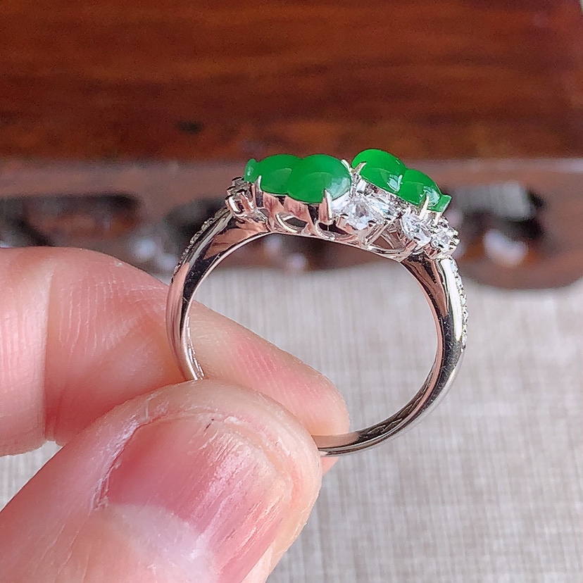 天然A货翡翠18K金伴钻镶嵌阳绿葫芦戒指 圈口17裸石
尺寸6.5-4mm 重量2.54g 0314