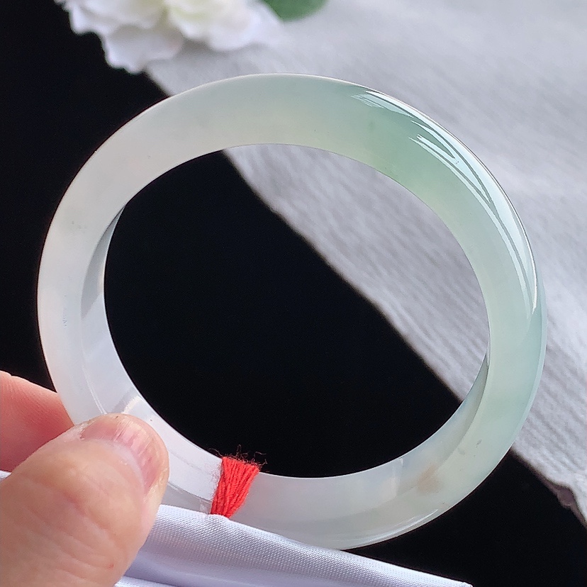 天然A货翡翠晴水正装正圈手镯56-57圈口 
尺寸56.3-14-7.5mm 0315